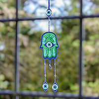 Mobile aus Perlenfilz, „Hamsa Space“ – handgefertigtes Hamsa-förmiges Mobile aus blauem und grünem Perlenfilz