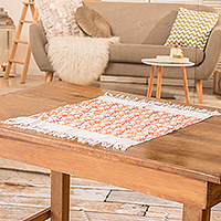 Tischset aus Baumwolle, „Sonnenuntergang über dem Wald“ – Handgewebtes Tischset aus oranger und roter Baumwolle mit Blättern
