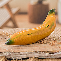 Figura de madera, 'Plátano Guatemalteco' - Figura de Plátano de Madera Tallada y Pintada a Mano en Guatemala