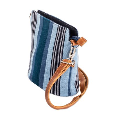 Bolso bandolera de algodón con detalles de cuero - Bolso bandolera de algodón a rayas en tonos azules con correa de piel