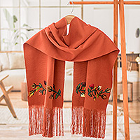 Bestickter Baumwollschal, „Kind Russet“ – Blumenbestickter Schal aus rostroter Baumwolle mit Fransen