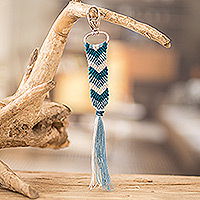 Makramee-Schlüsselanhänger und Taschenanhänger, „Silhouetten im Meer“ – Blau-weißer Makramee-Schlüsselanhänger und Taschenanhänger mit Chevron-Motiv