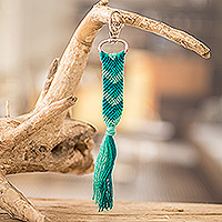 Makramee-Schlüsselanhänger und Taschenanhänger, „Turquoise Delicacy“ – Türkiser Makramee-Schlüsselanhänger und Taschenanhänger mit Chevron-Motiv