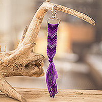 Makramee-Schlüsselanhänger und Taschenanhänger, „Lavender Garden“ – Makramee-Schlüsselanhänger und Taschenanhänger in Lila mit Chevron-Motiv