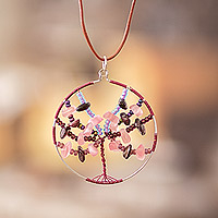 Halskette mit Anhänger aus Rosenquarz und Granat, „Mighty Tree“ – Halskette mit Anhänger „Baum des Lebens“ aus Rosenquarz und Granat