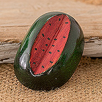 Holzmagnet, „Guatemaltekische Wassermelone“ – Wassermelonen-Magnet aus Holz, handgeschnitzt und bemalt in Guatemala