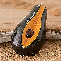 Imán de madera, 'Nature's Avocado' - Imán de aguacate de madera de ciprés tallado a mano y pintado a mano