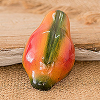 Holzmagnet, „Nature's Papaya“ – handbemalter, handgeschnitzter Papaya-Magnet aus Zypressenholz
