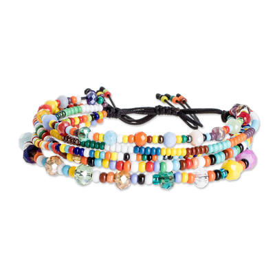 Mehrsträngiges Perlenarmband, „Festive Radiance“ – Buntes handgefertigtes mehrsträngiges Glasperlenarmband