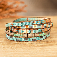 Perlenwickelarmband, „Crystalline Rivers“ – handgefertigtes Wickelarmband aus türkisfarbenen und braunen Glasperlen
