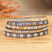 Perlen-Wickelarmband, „Magical Cascades“ – handgefertigtes blaues und goldenes Glasperlen-Wickelarmband
