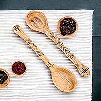 Cucharas para servir de madera, 'Condimento culinario' (par) - 2 cucharas para servir de madera recuperada con diseños de pirografía
