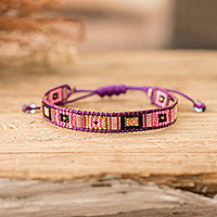 Perlenarmband, 'Geometrische Freude' - Handgefertigtes lila und rosa Glasperlenarmband