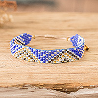 Perlenarmband, „Bright Atitlan“ – geometrisches blaues und goldenes Glasperlenarmband