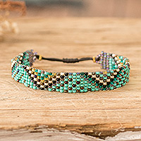 Perlenarmband, „Serene Atitlan“ – Armband aus türkisfarbenen und goldenen Glasperlen