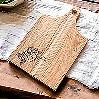 Holzschneidebrett, „Turtle’s Delicacies“ – handgefertigtes Schneidebrett aus Lorbeerholz mit Schildkrötengravur