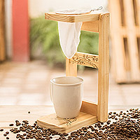 Einzelportions-Tropfkaffeeständer aus Holz, „Tropical Delights“ – Einzelportions-Tropfkaffeeständer mit Ara-Motiv aus Lorbeerholz