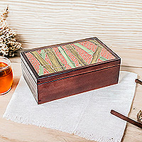 Teedose aus Holz, „Sugar Cane Visions“ – Handgefertigte Teedose aus Kiefernholz mit Zuckerrohrmotiv in Braun