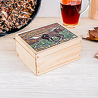 Teedose aus Holz, „Delightful Liberty“ – handgefertigte Teedose aus Kiefernholz mit Pferdemosaik in Weiß