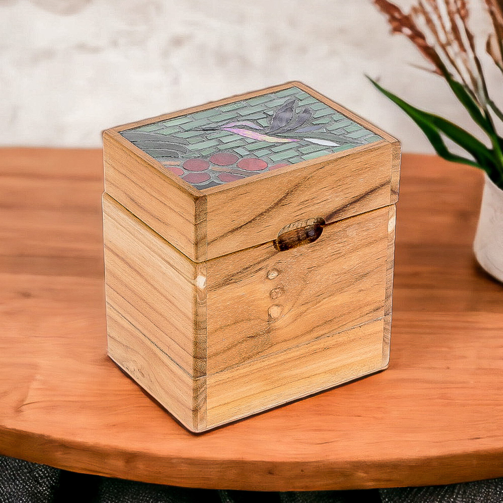 Caja decorativa de madera de teca con mosaico con temática de colibrí,  'mosaicamente encantadora