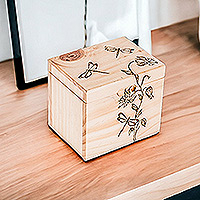 Caja decorativa de madera, 'Dragonfly Traces' - Caja decorativa de madera de pino tallada con motivos florales y libélulas
