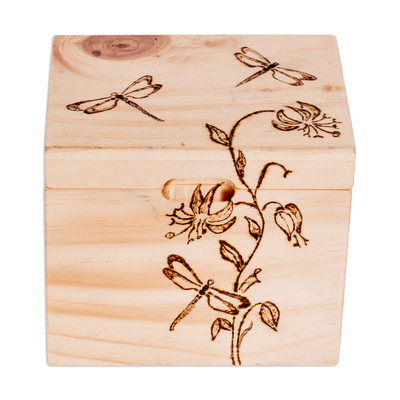 Dekorative Box aus Holz - Dekorative Box aus Kiefernholz mit geschnitztem Blumen- und Libellenmotiv