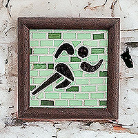 Detalle de pared de madera y vidrio - Detalle de pared de mosaico de vidrio y madera de teca con temática de atleta