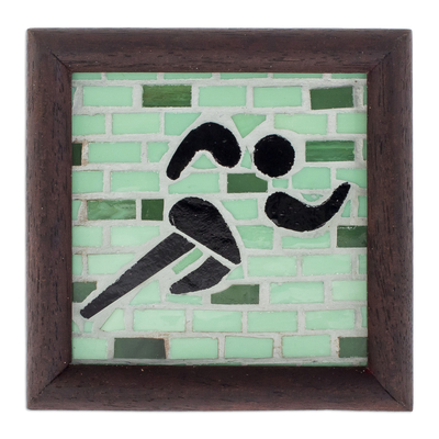 Detalle de pared de madera y vidrio - Detalle de pared de mosaico de vidrio y madera de teca con temática de atleta