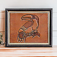 Leder-Wandkunst, „Rustic Toucan“ – handgefertigte Leder-Wandkunst mit Tukan-Motiv und Kiefernholzrahmen
