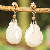 Pendientes colgantes de perlas cultivadas con detalles en oro, 'Baroque Luxe' - Pendientes colgantes con detalles en oro y perlas barrocas cultivadas