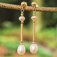 Pendientes colgantes de perlas cultivadas bañadas en oro, 'Chic Luxe' - Pendientes colgantes de perlas cultivadas de plata de ley bañados en oro