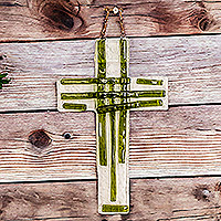 Glaswandkreuz, „Forest Prayer“ – Handgefertigtes dunkelgrünes Floatglas-Wandkreuz aus Costa Rica