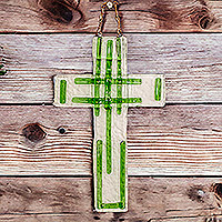 Cruz de pared de vidrio, 'Oración afortunada' - Cruz de pared de vidrio flotado verde brillante hecha a mano de Costa Rica
