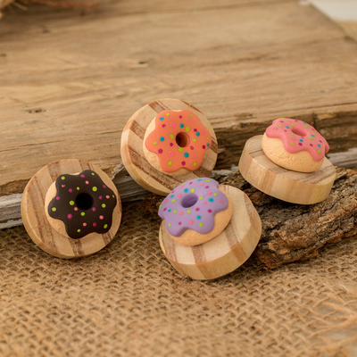 Kalte Magnete aus Porzellan und Holz, (4er-Set) - 4 handbemalte Donut-Küchenmagnete aus kaltem Porzellan und Holz