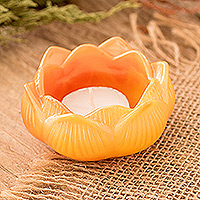Teelichthalter aus Harz, „Orange Peace“ – Handgefertigter Teelichthalter aus orangefarbenem Harz in Lotusform