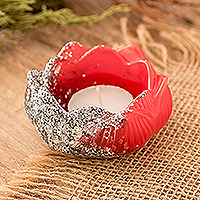 Teelichthalter aus Harz, „Passionate Peace“ – Lotus-Teelichthalter aus rotem Harz mit silbernem Glitzer