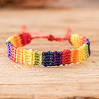 Makramee-Armband, „Rainbow Links“ – handgewebtes, verstellbares Regenbogen-Makramee-Armband