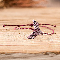 Makramee-Anhängerarmband, „Marine Spirit in Purple“ – handgewebtes burgunderrotes Makramee-Armband mit lila Flossenanhänger