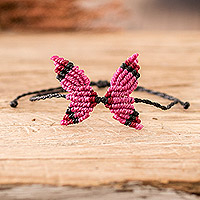 Makramee-Anhängerarmband, „Fuchsia Hope“ – handgefertigtes Makramee-Anhängerarmband mit Schmetterlingsmotiv in Fuchsia