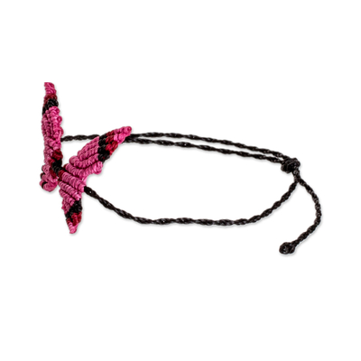 Makramee-Anhängerarmband, „Fuchsia Hope“ – Handgefertigtes Fuchsia-Makramee-Anhängerarmband mit Schmetterlingsmotiv
