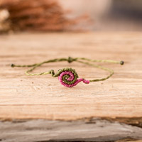 Makramee-Anhängerarmband, „Perseverant Pink“ – Rosa und grünes Makramee-Armband mit Schneckenanhänger