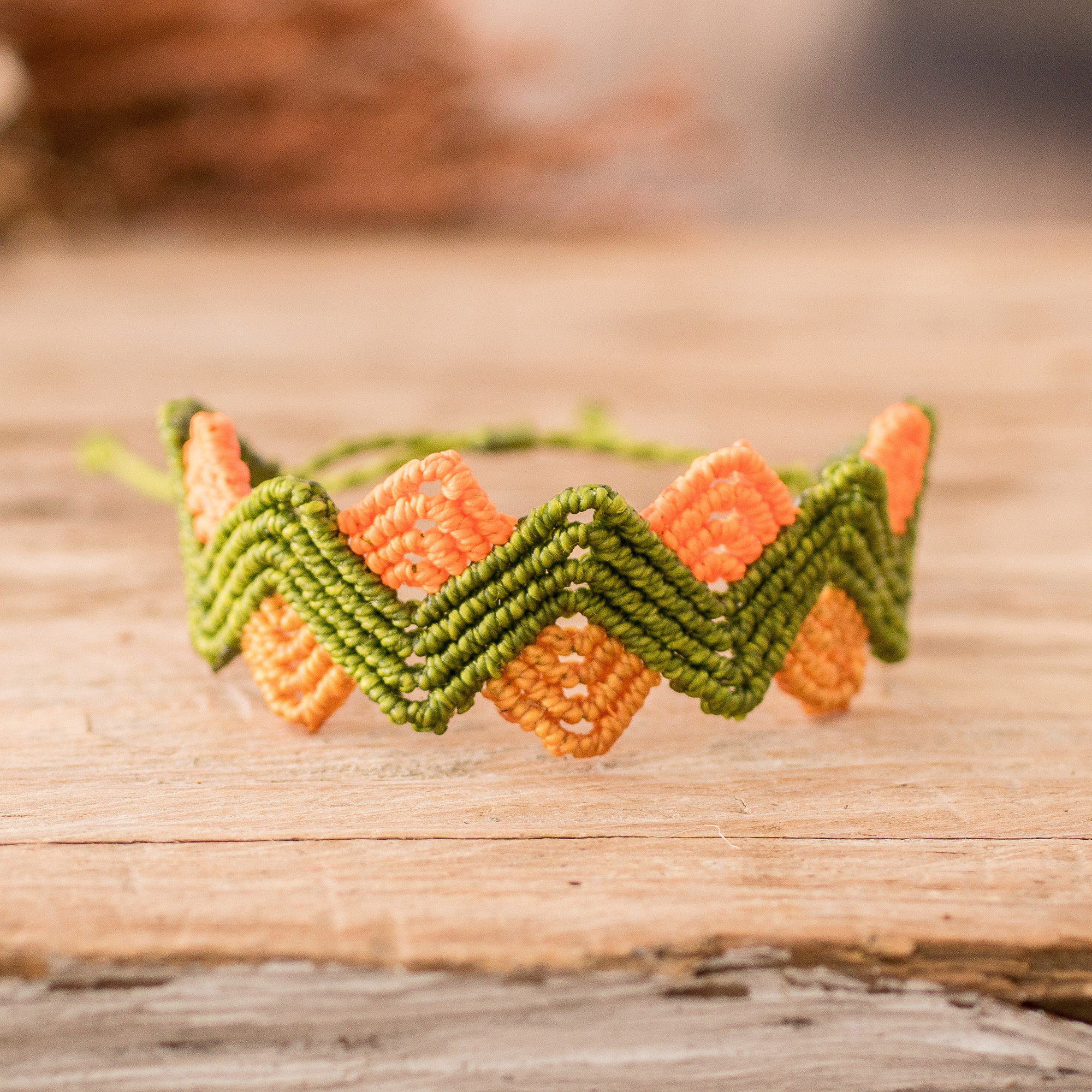 Makramee-Armband, „Zigzag Tropic“ – verstellbares Zickzack-Armband in Grün und Orange