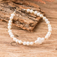 Pulsera colgante con cuentas de perlas cultivadas, 'Faith Essence' - Pulsera con cuentas de perlas cultivadas barrocas y redondas en tonos crema
