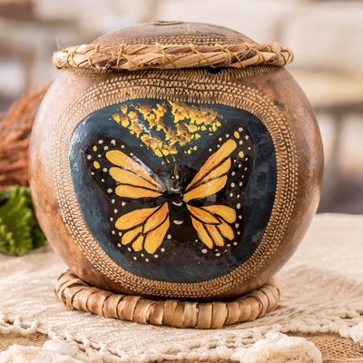 Acento decorativo de calabaza seca. - Acento decorativo de calabaza seca con temática de mariposa monarca.