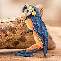 Imán de madera, 'Guacamayo de la Magia' - Imán de guacamayo azul de madera de pino reciclado pintado a mano