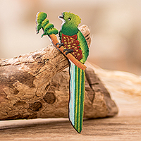 Imán de madera, 'Quetzal Call' - Imán de quetzal de madera de pino reciclado verde pintado a mano