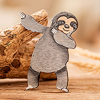 Imán de madera, 'Trendy Sloth' - Imán de madera de pino de perezoso bailando caprichoso pintado a mano