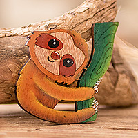 Holzmagnet, „Kleiner Träumer“ – handbemalter Faultier-Magnet aus recyceltem Kiefernholz mit Naturmotiv