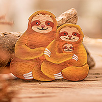 Imán de madera, 'Familiar Sloth' - Imán de madera de pino reciclado de la familia Sloth pintado a mano