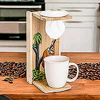 Einzelportions-Tropfkaffeeständer aus Holz, „Paradise Aroma“ – Einzelportions-Tropfkaffeeständer aus lackiertem Holz mit Naturmotiv